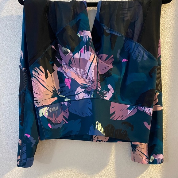 Victoria’s Secrey bonded leggings with mesh accents size M! - Picture 4 of 7